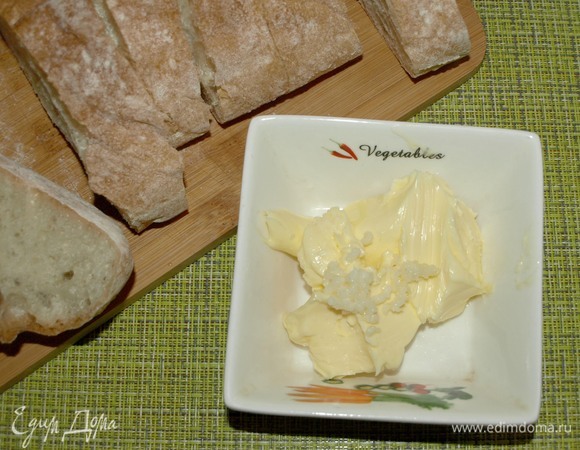 Чиабатта у меня весом 250 г. Чеснок очистить, растолочь или выдавить через пресс. Размягченное сливочное масло растереть с чесноком до однородного состояния.