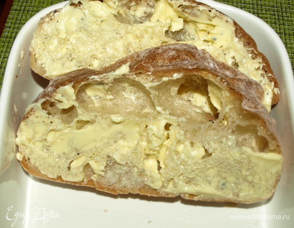 Чиабатту нарезать толстыми кусками. Каждый кусок смазать с двух сторон чесночным маслом. Выкладываем в форму для запекания. У меня форма размером 17х14 см.