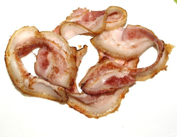 Бекон обжарить и порвать на части.