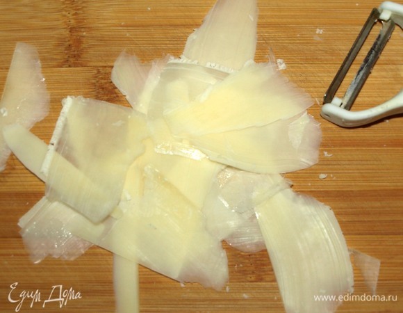 Сыр нарезать тонкими ломтиками. Твердый сыр можно заменить мягким сыром с плесенью. Выкладываем ломтики бекона и сыра между кусками чиабатты.