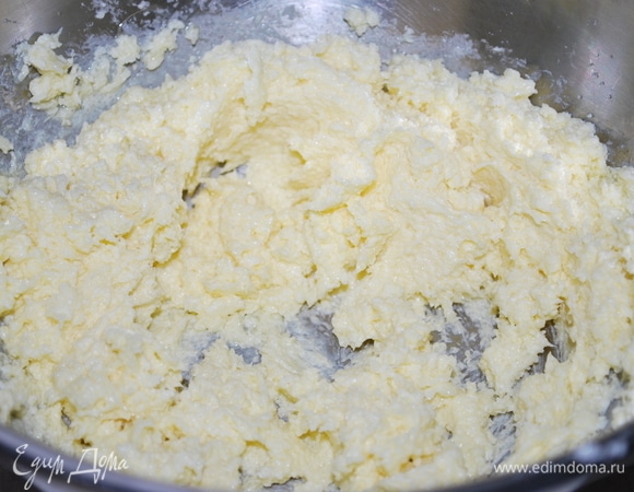 Мягкое сливочное масло взбить с сахаром и добавить яйцо. Все хорошо перемешать с помощью миксера.