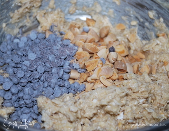 Добавить шоколад (у меня горькие шоколадные капли) и обжаренный миндаль, порубленный крупно.