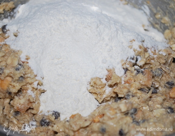 Добавить муку и замесить тесто.