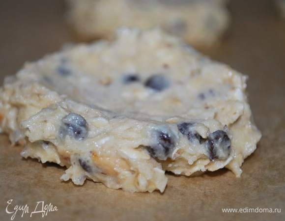 Выложить тесто ложкой на бумагу для выпечки, оставляя между тестом расстояние. Выпекать при 170°C примерно 12–15 минут.