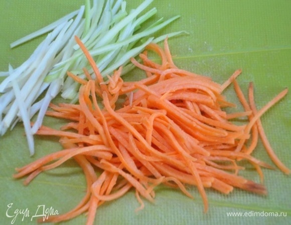 Варить бульон из 2 л воды в течение часа. Процедить и отлить в другую кастрюлю 1 литр бульона. Овощи для жюльена тонко нарезать.