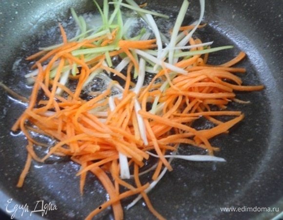 На сковороде нагреть сливочное масло и обжарить овощи. Добавить овощи в бульон, посолить по вкусу, довести до кипения и снять с огня.