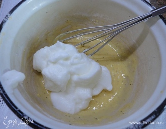 Для омлета отделить желтки от белков и перемешать их с мукой. Посолить, поперчить. Подмешать рубленый лук. Белки взбить в крепкую пену и соединить с основной массой.