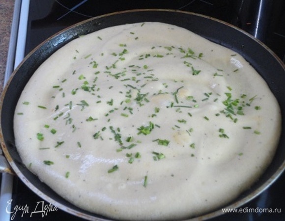 Обжарить омлет на сливочном масле с двух сторон. Из этой массы лучше приготовить два омлета, чтобы они были потоньше. Я учту это на следующий раз. Один омлет получился толстоватым. По структуре он получается пышным и сухим, но в супе все очень вкусно.