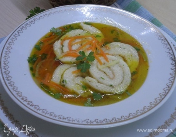 Подается суп с зеленью. Для меня этот суп — вкусное открытие!