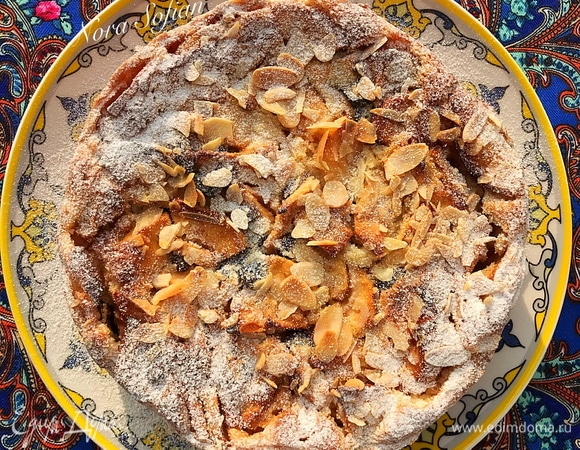 Готовый пирог достать из духовки и полностью остудить в форме.