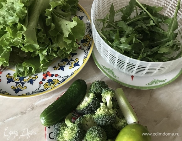 Зелень вымыть и дать стечь воде. У меня для этого специальная сушилка для зелени, но можно разложить на бумажное полотенце и подождать, пока оно впитает влагу. Брокколи разобрать на соцветия. Стебель сельдерея у меня совсем малыш, так как он имеет специфический вкус и может перебить остальные вкусы в салате, но вы делайте по желанию.