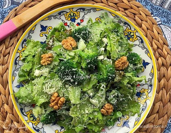 Готовый салат переложить на блюдо, посыпать пармезаном, разложить орехи и подавать.