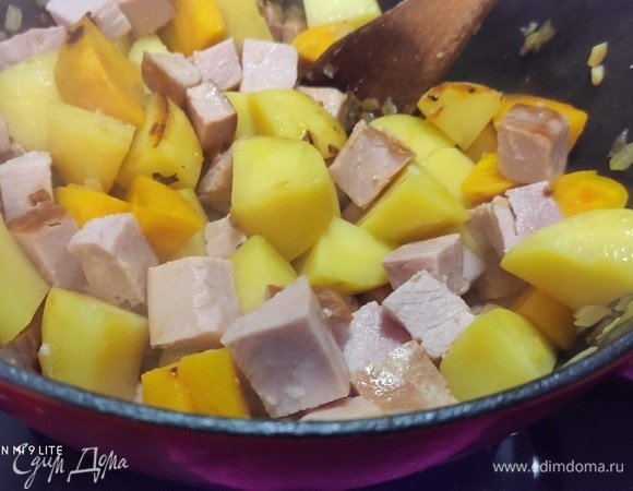 Подготовить ингредиенты: все овощи очистить, вымыть и нарезать на кусочки приблизительно одинакового размера. Грудинку нарезать кубиком. В кастрюле с толстым дном разогреть масло и пассеровать лук, затем добавить чеснок и перец чили. Добавить грудинку, обжарить все вместе пару минут и выложить картофель. Продолжить жарку в течение еще нескольких минут.