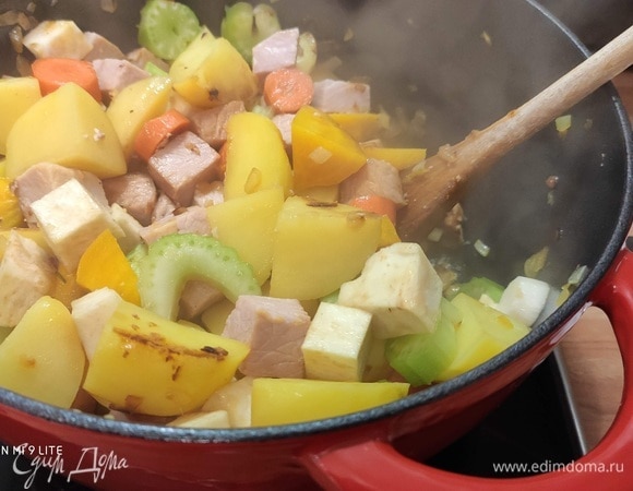 Выложить остальные овощи, жарить вместе еще минут 5.