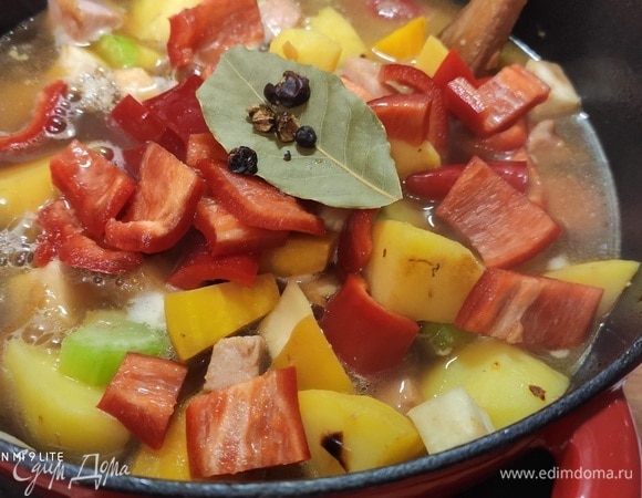 Влить вино, увеличить огонь и дать выпариться алкоголю, затем влить бульон (у меня куриный, но можно использовать любой или даже воду). Добавить лавровый лист и слегка разбитые тыльной стороной ножа ягоды можжевельника. Накрыть крышкой, тушить на медленном огне 20 минут.