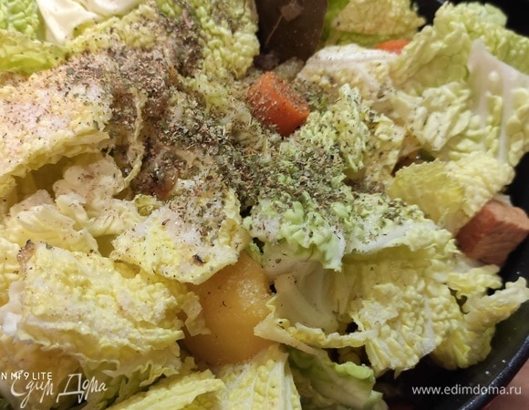 Савойскую капусту (вирсинг) нарезать крупными кусочками. Выложить в кастрюлю, посолить и поперчить, добавить щепотку мускатного ореха и майоран. Аккуратно перемешать, тушить еще 10–15 минут, до готовности картофеля.