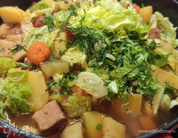 В конце добавить много рубленой зелени: петрушка, укроп, сельдерей, базилик, любисток и т. д. Айнтопф готов. Ему нужно дать настояться минут 15–20. Подавать, посыпав свежей зеленью. Приятного вам аппетита!