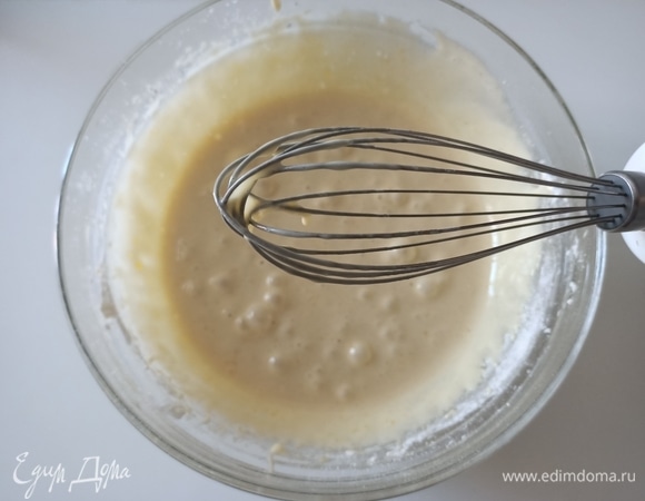 Взбить яйца с сахаром. Продолжая взбивать, добавить молоко, подсолнечное масло, муку, ванилин и разрыхлитель.