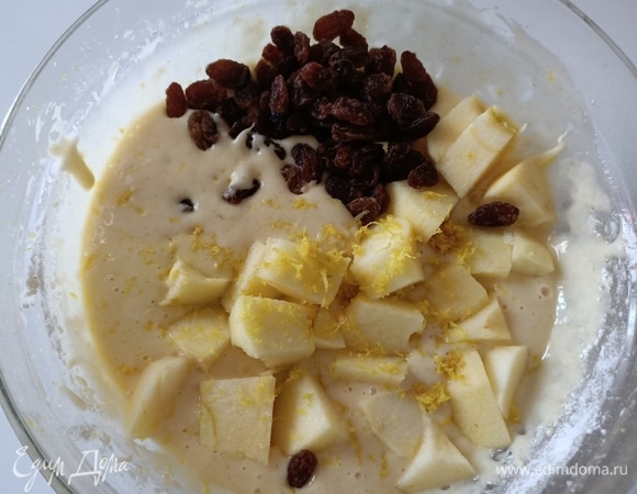 Далее добавить изюм, лимонную цедру и одно яблоко. Перемешать.