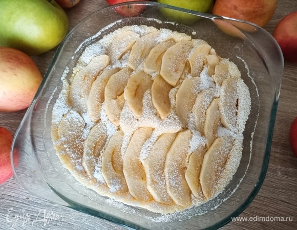 Отправить форму в микроволновую печь при 700–800 Вт на 8–9 минут. Готовый пирог остудить и посыпать сахарной пудрой.