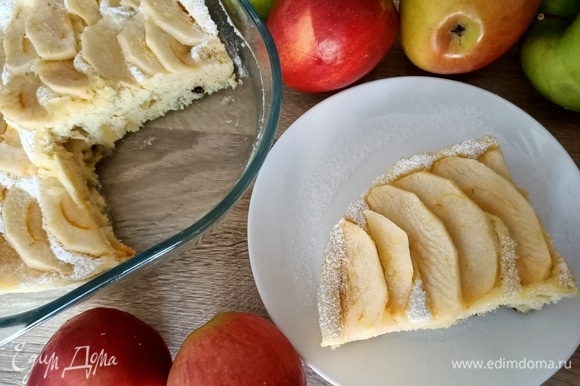 Хранить яблочный пирог, приготовленный таким способом, необходимо в плотно закрытом контейнере — так он останется мягким и влажным. Приятного аппетита!