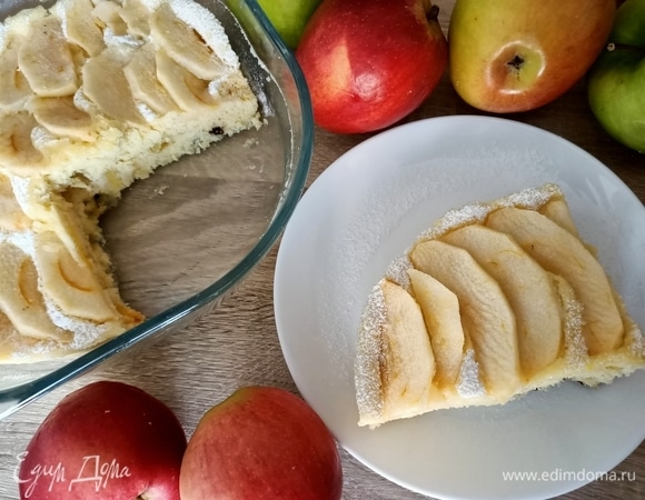 Хранить яблочный пирог, приготовленный таким способом, необходимо в плотно закрытом контейнере — так он останется мягким и влажным. Приятного аппетита!