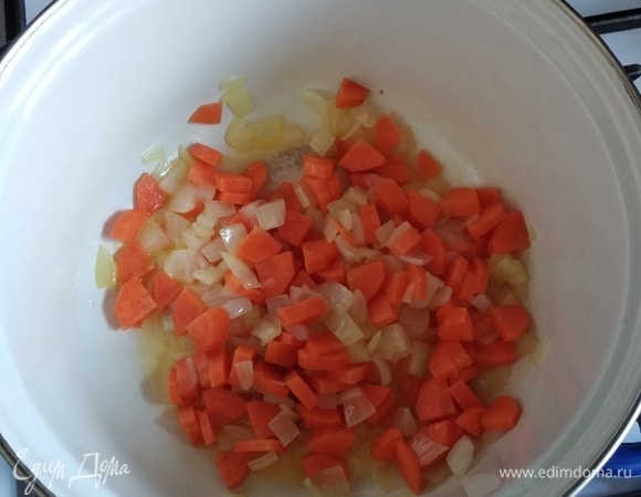 Одну луковицу измельчить. Нарезать морковь. Поскольку все овощи будут измельчаться блендером, не важно, как вы их нарежете. Я резала некрупно, чтобы сварились побыстрее. В кастрюле растопить сливочное масло с каплей оливкового. Обжарить лук 5 минут. Добавить морковь. Жарить еще 3–4 минуты.