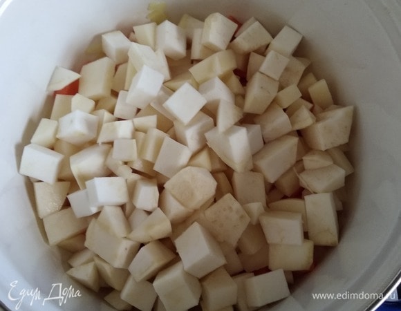 Нарезать кубиком картофель и корень сельдерея. Сложить в кастрюлю к моркови с луком. Обжарить 3 минуты. Влить вино, прогреть минут 5–7, чтобы выпарить алкоголь. Залить кипящей водой и варить на медленном огне до готовности овощей. Время зависит от размера нарезки. У меня варились минут 15. Воды наливайте не очень много, чтобы суп не получился слишком жидкий. Лучше потом добавить.