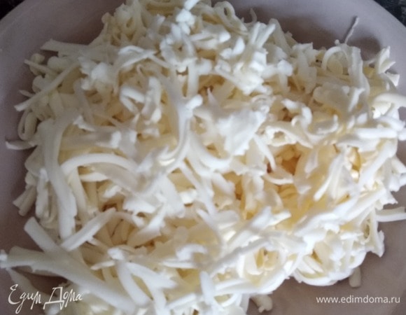 У меня были плавленые сырки, поэтому я натерла их на крупной терке. Если у вас сыр в ванночке, этот шаг пропускаете.