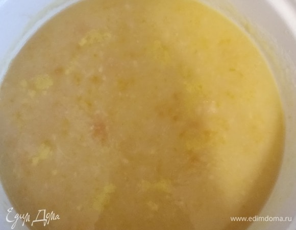 Когда овощи готовы, взбиваем их блендером до состояния пюре желаемой консистенции. При необходимости добавляем воду (кипящую). Опускаем в кастрюлю сыр, хорошо мешаем, чтобы не было комочков. Приправляем мускатным орехом по вкусу, солим. При желании можно поперчить.