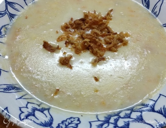 Если у вас нет жареного лука, берете одну луковицу, режере на тонкие кольца, обваливаете в муке и обжариваете на оливковом (растительном) масле до хруста. Подаем суп, посыпав луком. Приятного аппетита.