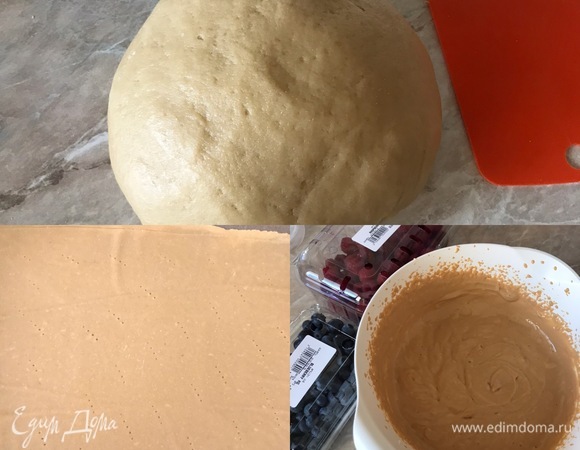 Накрыть тесто кухонным полотенцем и оставить на 20 минут. Духовку нагреть до 180°C. Из этого количества теста у меня получается 12 маленьких коржей или 2 больших. В этот раз я испекла два больших коржа, противень у меня большой, его размер — 42 х 33 см. Поделила коржи пополам. Итак, разделить тесто на нужное вам количество коржей. Каждый корж раскатать прямо на бумаге для выпечки, наколоть вилкой, обрезать края (края выпекаем вместе с коржом, они нужны для посыпки) и выпекать 5–6 минут. Готовые коржи остудить на решетке. Крем. Сметану я всегда покупаю 25 %, она очень густая и отлично держит форму. Сметану и ванильный сахар взбить в пышную массу. Начать постепенно добавлять сгущенное молоко, постоянно взбивая. Готовый крем поставить в холодильник на 10 минут. Обрезки коржей измельчить в блендере.