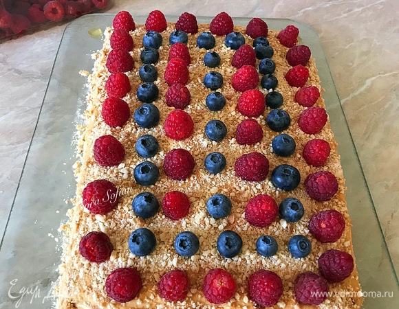 Сборка. Блюдо, на котором будем собирать торт, слегка смазать кремом, положить корж, промазать кремом. Так делать, пока коржи не закончатся. Верхний слой и бока тоже хорошо смазать кремом и посыпать крошкой.