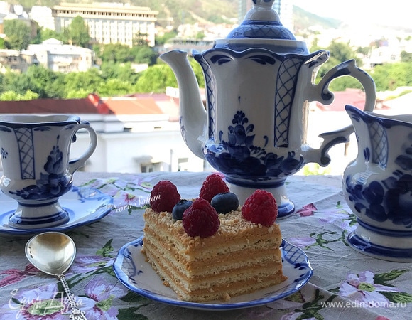 Готовый торт поставить в холодильник для пропитки, лучше — на ночь.