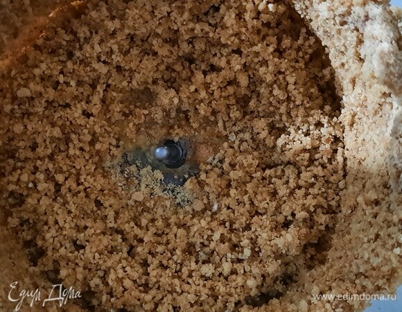 Пряники измельчаем в крошку и добавляем растопленное сливочное масло.