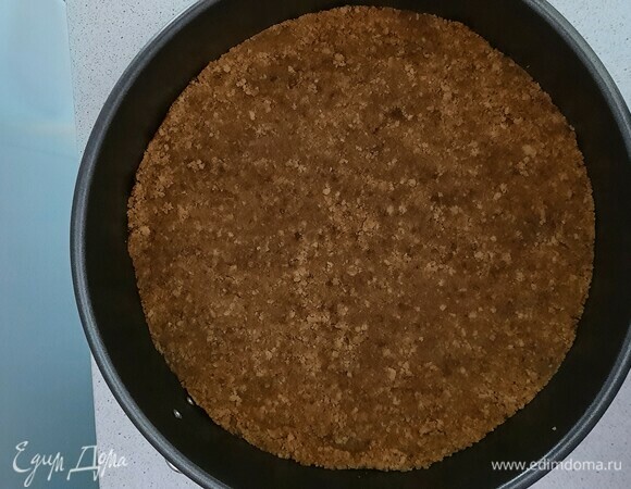 Выкладываем в форму для запекания и ставим в духовку на 10–12 минут при 180°C.