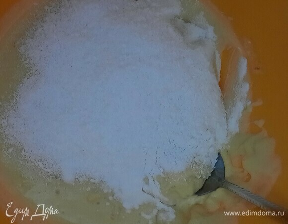 Пока корж стоит в духовке, хурму, творог, яйца, сметану, ванилин, сахар, корицу, соль пробиваем погружным блендером до однородной массы, затем добавляем рисовую муку и кокосовую стружку. Хорошо все перемешиваем.