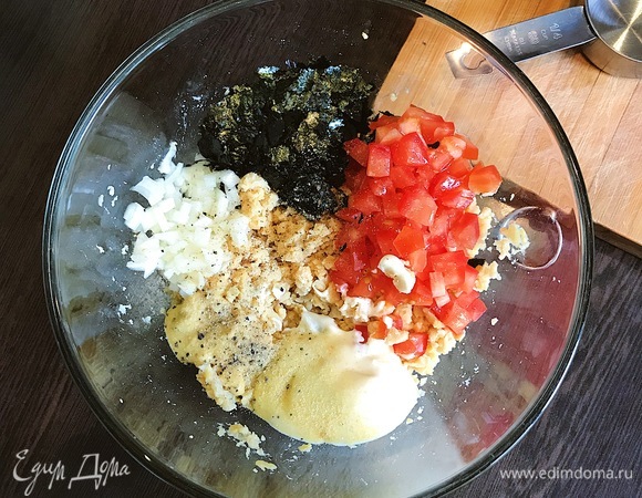 Все ингредиенты мелко нарезать, смешать с горчицей и майонезом в миске, добавить соль и перец по вкусу.