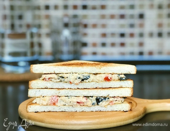 Хлеб поджарить на сухой сковороде или в тостере, собрать сэндвич. Можно также завернуть в лепешку или просто подавать как салат. Наслаждаться :) Приятного аппетита.