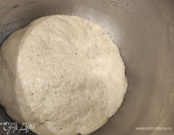 С вечера поставить опару. Для этого развести дрожжи в теплой воде и, когда появится характерная дрожжевая шапочка, смешать с мукой. Замесить плотный колобок. Тесто положить в миску, смазанную растительным маслом, затянуть пленкой и оставить в теплом месте до утра. На фото опара утром, готовая к дальнейшей работе. Если используете сухие дрожжи, то вам понадобится 2 грамма.