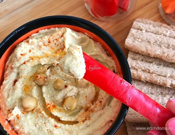 Мы едим хумус практически каждый день, очень любим с овощами, омлетом, хлебцами.