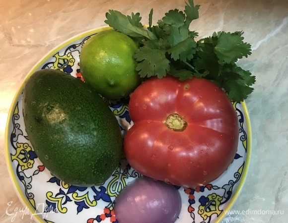 Главный секрет вкусного гуакамоле заключается в спелых авокадо.