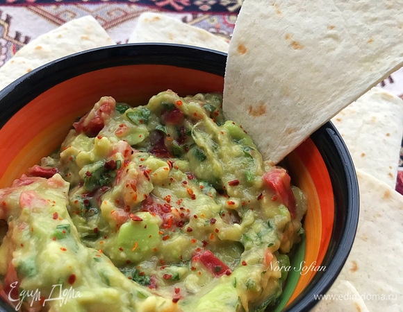 Очень вкусно с кукурузными чипсами или лепешками.