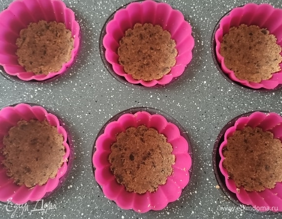 Печенье измельчить до состояния крошки с помощью блендера или скалки, добавить кофе. Масло растопить в микроволновой печи и смешать с измельченным печеньем. Выложить масляную крошку, равномерно распределить и утрамбовать по дну формы, убрать в холодильник на 30 минут.