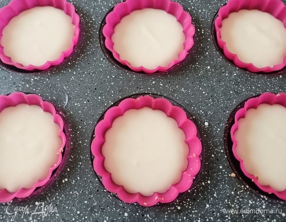 Желатин залить холодной водой и оставить на 10 минут. Смешать сливочный сыр, рикотту, сахарную пудру, кофе и 25 мл сливок. Пробить блендером до кремового состояния. Подогреть оставшиеся сливки и растворить в них желатин. Соединить желатин со сливочным кремом. Достать форму из холодильника и на песочную основу выложить сливочный крем. Вернуть обратно в холодильник на 30 минут.