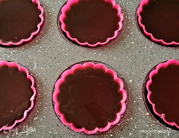 Желатин замочить в холодной воде на 10 минут. Сварить кофе, добавить сахар, желатин и размешать до полного растворения желатина и сахара. Остудить. Достать форму из холодильника и поверх сливочного крема вылить кофе. Вернуть форму в холодильник минимум на два часа, накрыв пищевой пленкой.