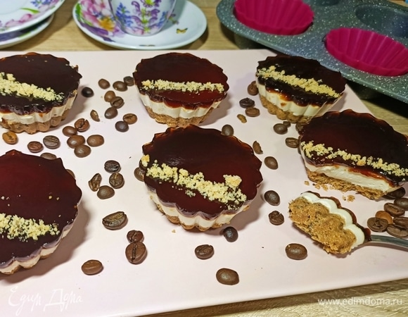 Готовые чизкейки аккуратно достать из формы, украсить и подавать. Приятного аппетита!