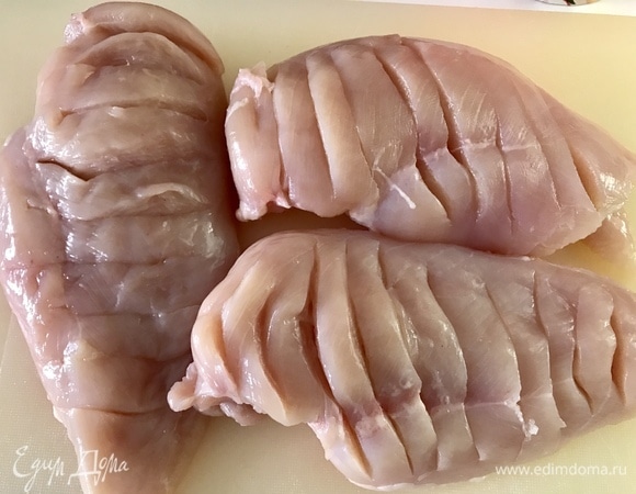 Грудку промыть, просушить при помощи бумажных полотенец. Сделать ножом глубокие надрезы (не протыкайте только мясо насквозь).