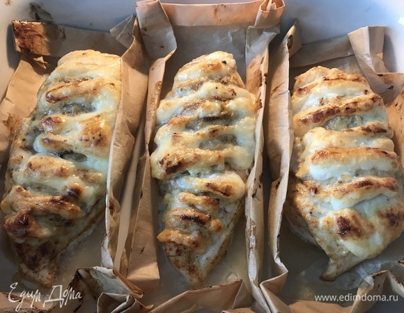 Духовку разогреть до 200°C и выпекать до румяной корочки ~ 25–30 минут. Подавать блюдо горячим с любимым гарниром, можно полить выделившимся соком при желании.