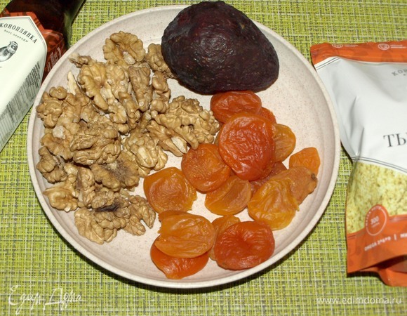 Подготовить все необходимые продукты. Курагу залить теплой водой на 20 минут, промыть и обсушить бумажным полотенцем.